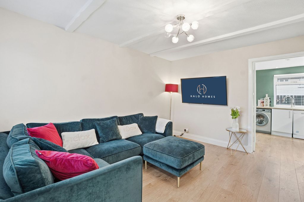 Property photo 2 of 19 Lounge