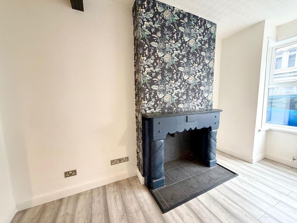 Property photo 2 of 9 Loung