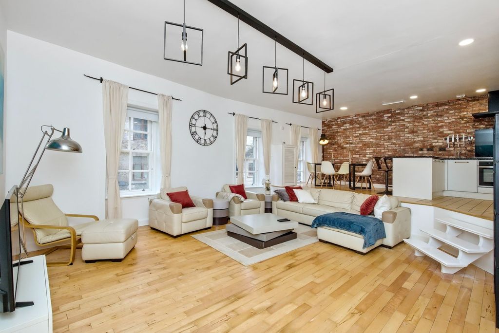 Property photo 2 of 18 4624471