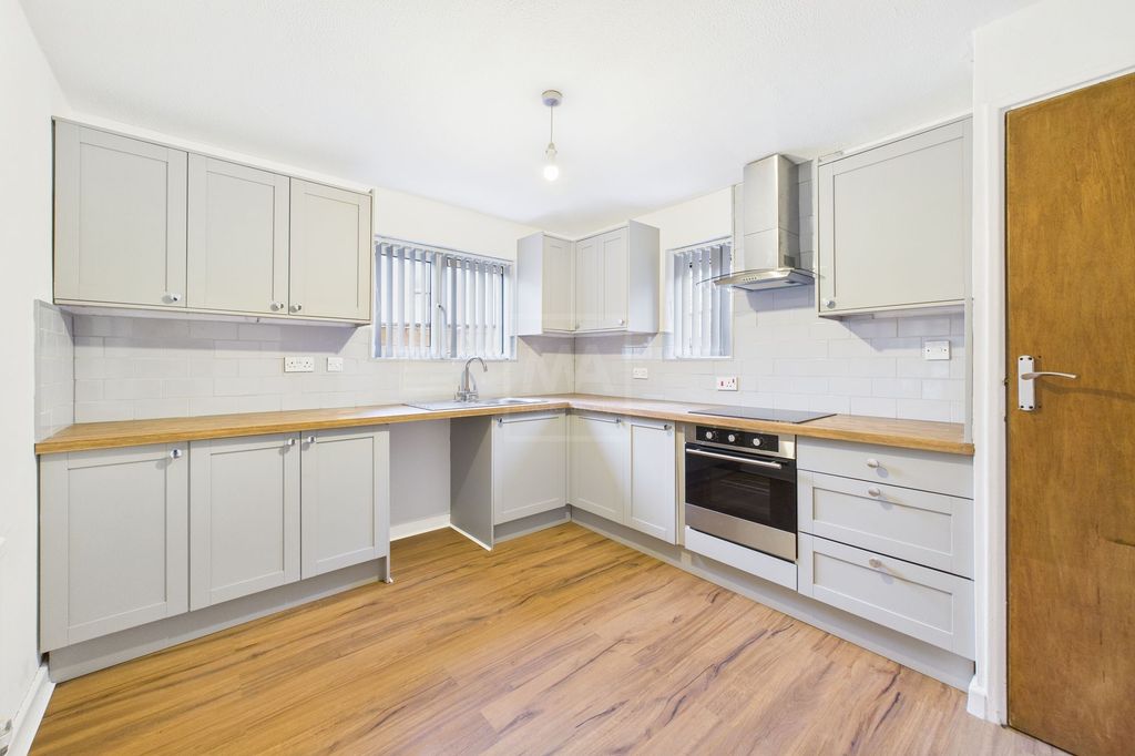 Property photo 3 of 10 Kitchen