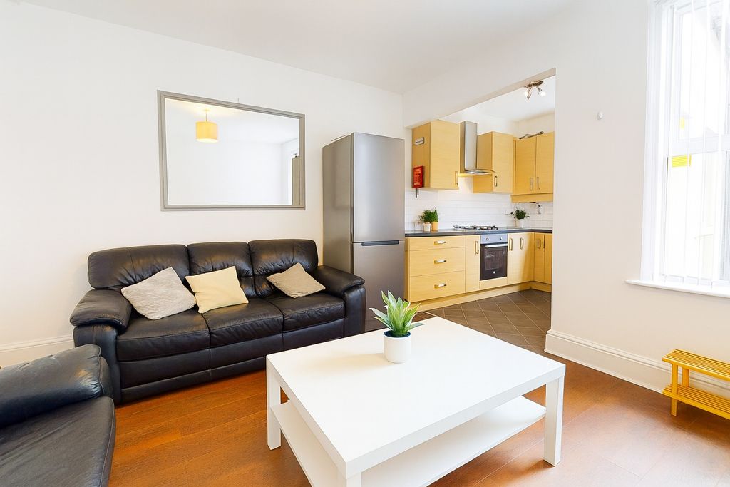 Property photo 1 of 9 Bright Open-Plan Living Area With Comfortable Leat...