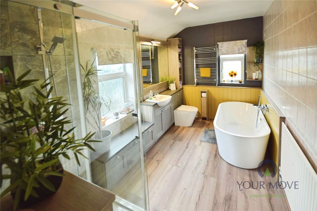 Property photo 2 of 19 Bathroom