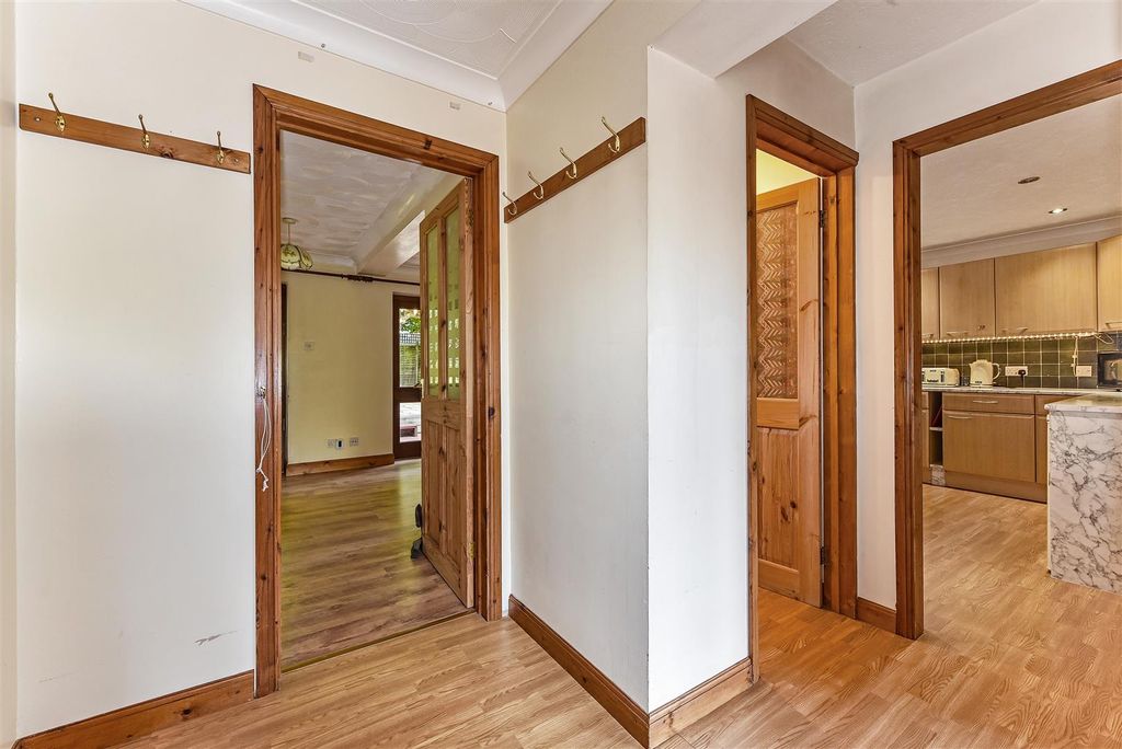 Property photo 3 of 23 Ph8_6229220.Jpg