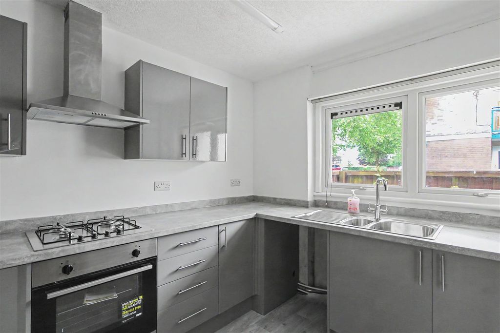 Property photo 3 of 11 Kitchen