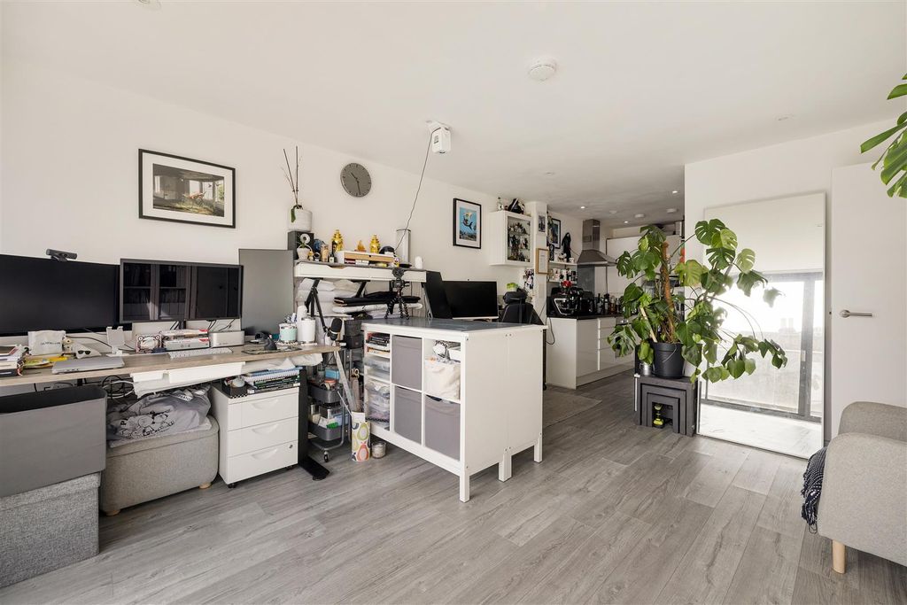 Property photo 2 of 19 Forest Road, E8