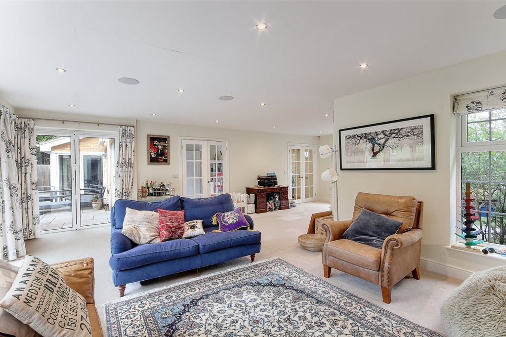 Property photo 2 of 18 Sitting Room