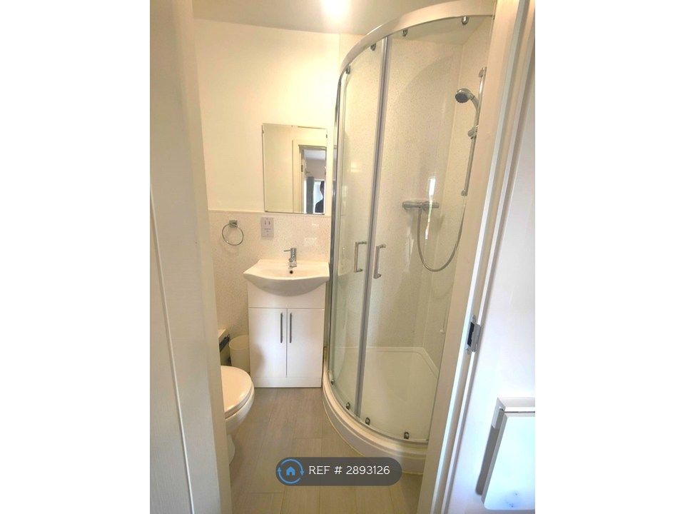Property photo 2 of 17 En-Suite Bathroom