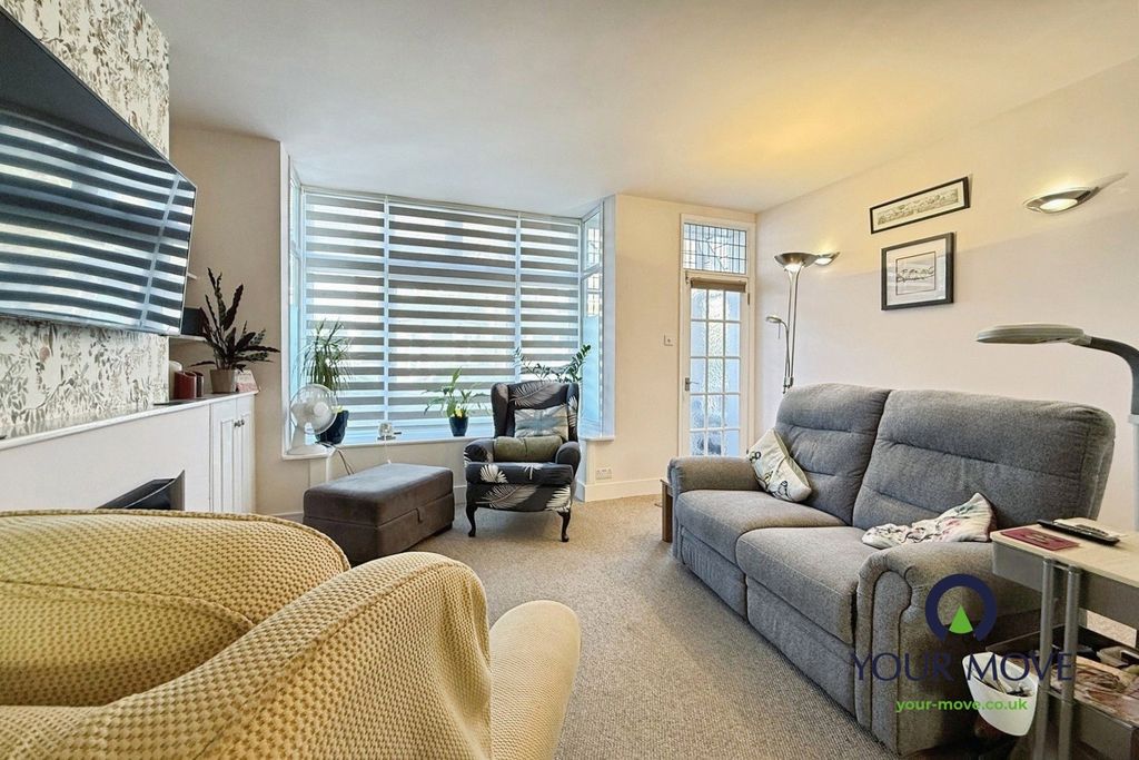 Property photo 2 of 19 Lounge
