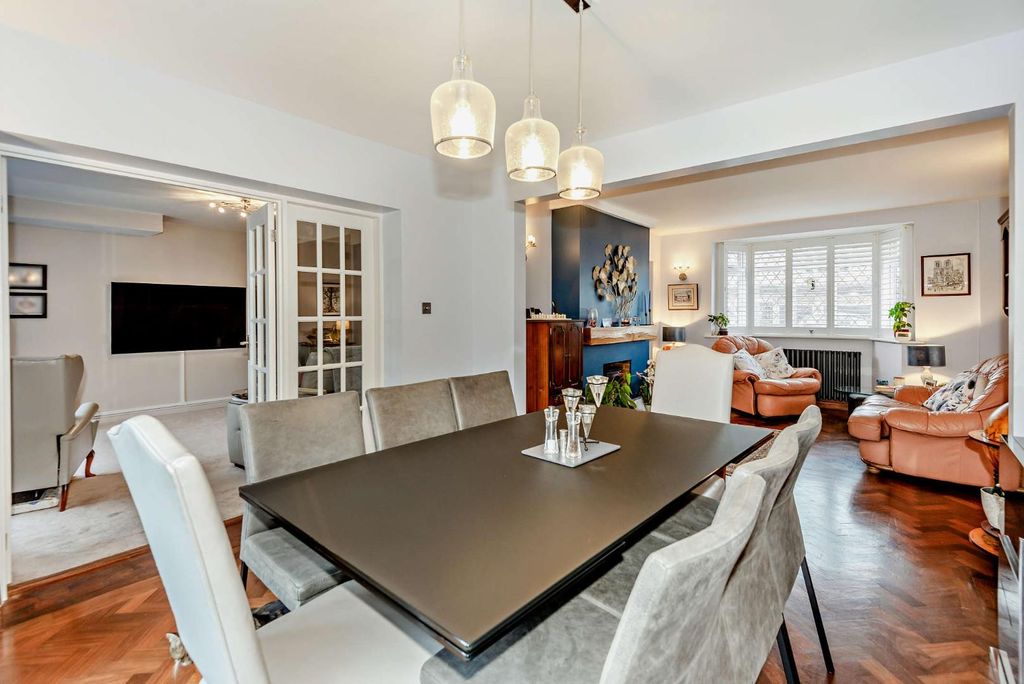 Property photo 2 of 32 8678577-Interior09-800.Jpg