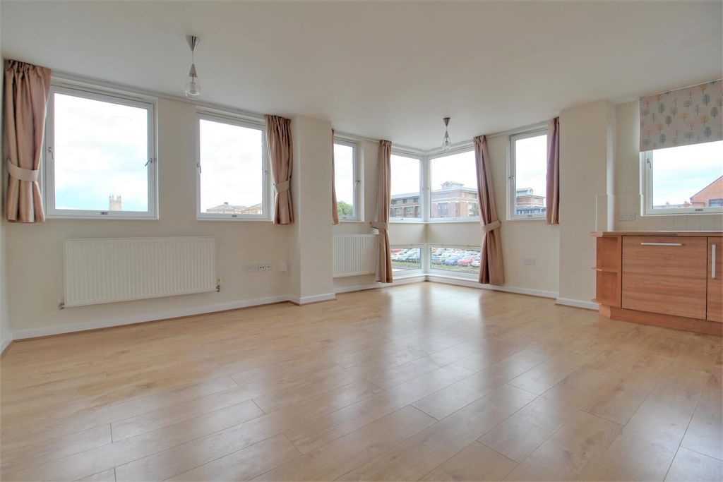 Property photo 3 of 7 Living Space