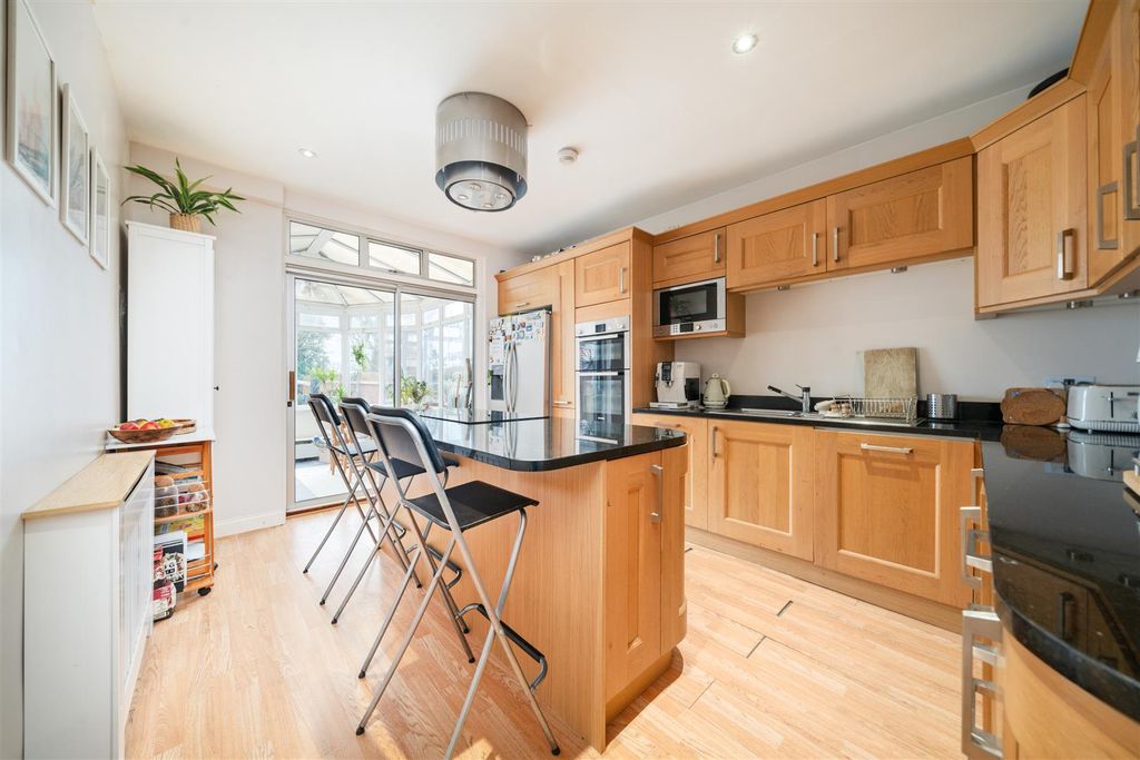 Property photo 2 of 10 Kitchen