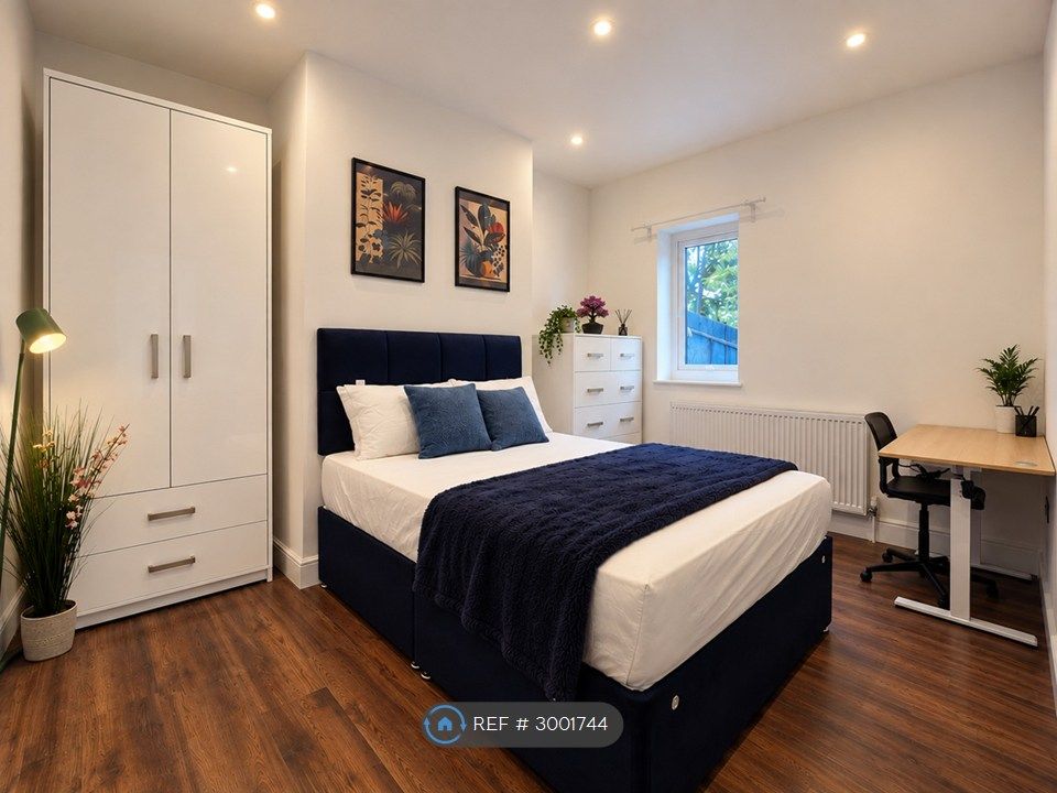 Property photo 1 of 8 Room 2 (En-Suite)