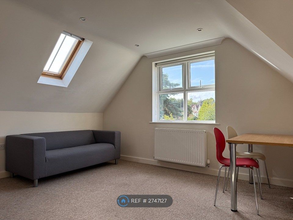 Property photo 3 of 9 Living Space