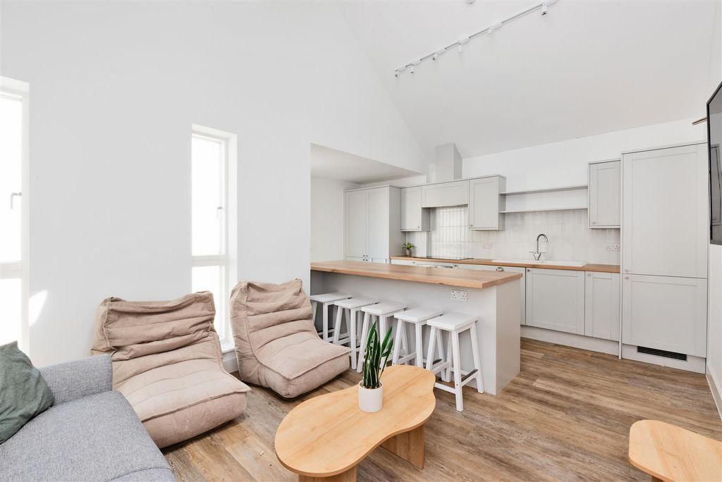 Property photo 3 of 16 85 Hampton Lane-7.Jpg