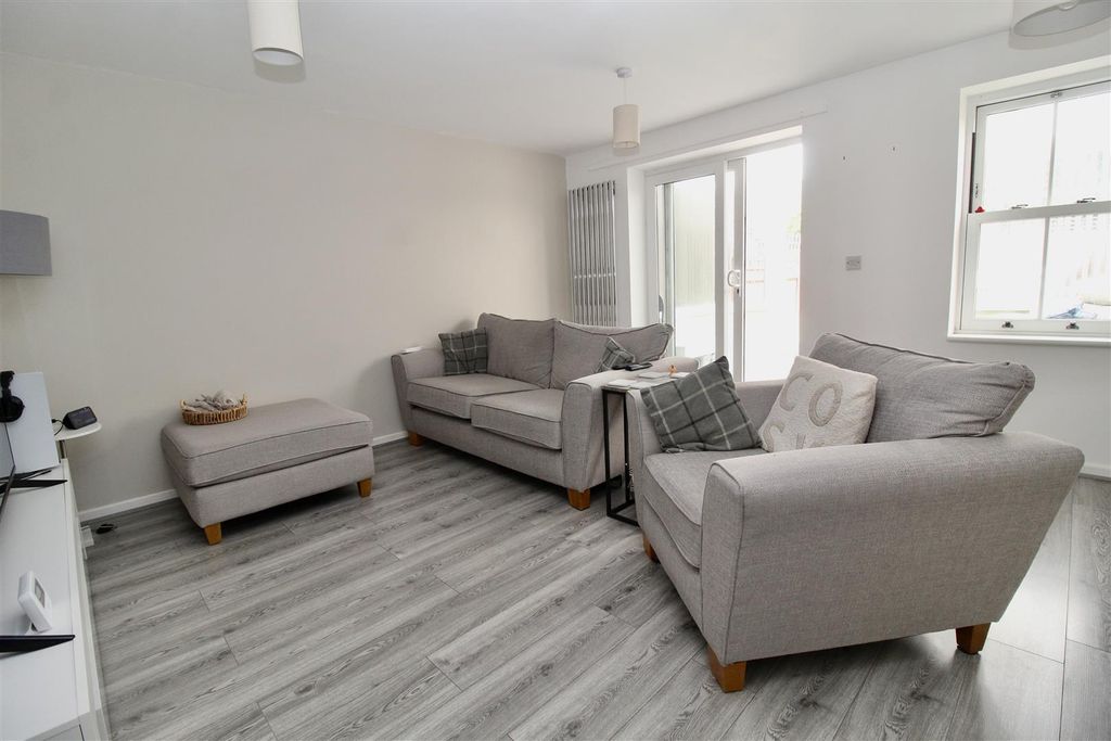 Property photo 3 of 18 Lounge