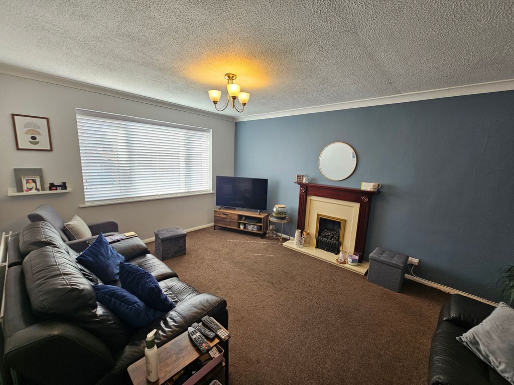 Property photo 3 of 12 Kentstone Close