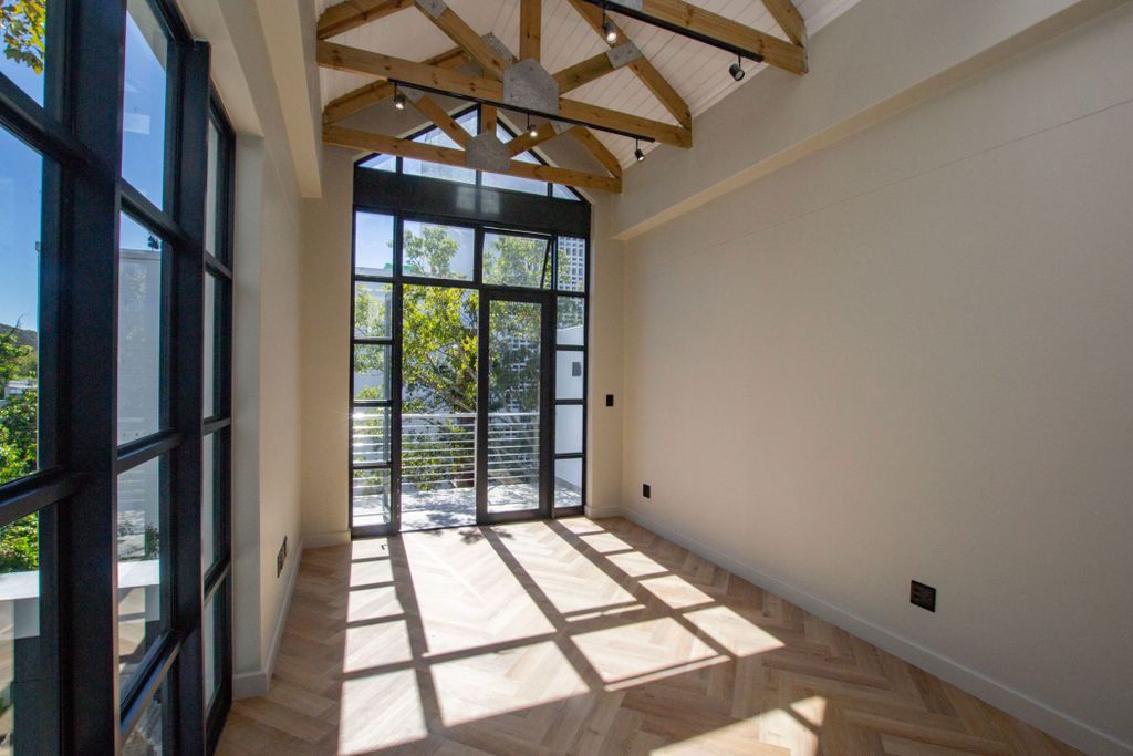 Property photo 2 of 28 St1700228