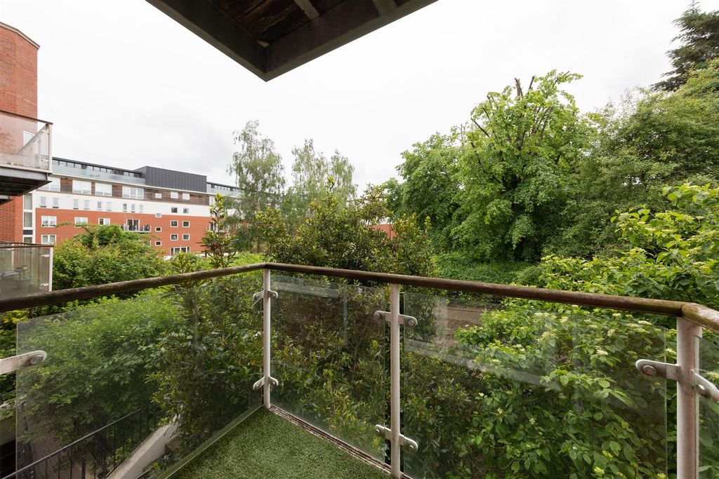 Property photo 2 of 22 High Road, E18