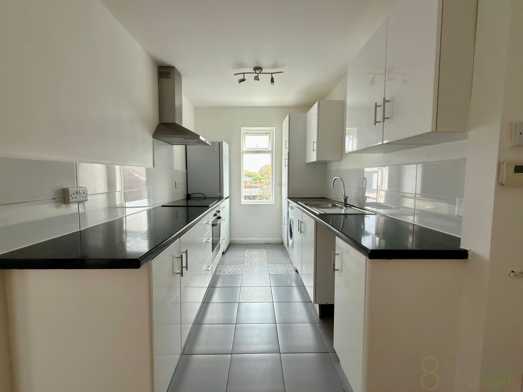 Property photo 3 of 8 Kitchen