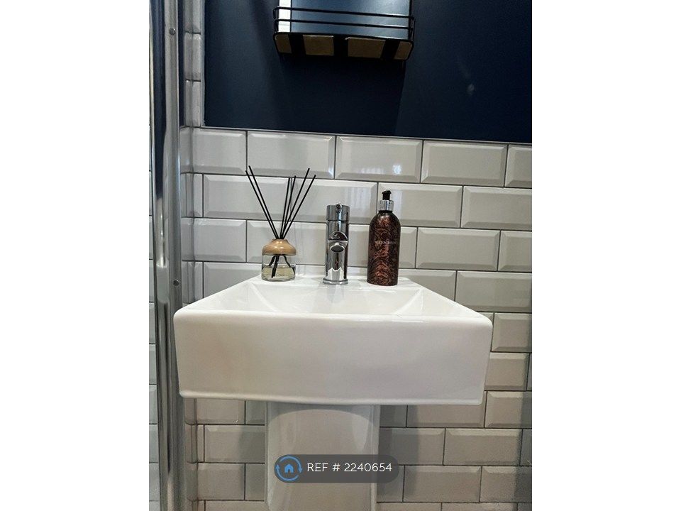 Property photo 2 of 10 En-Suite