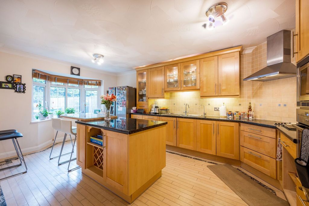 Property photo 3 of 28