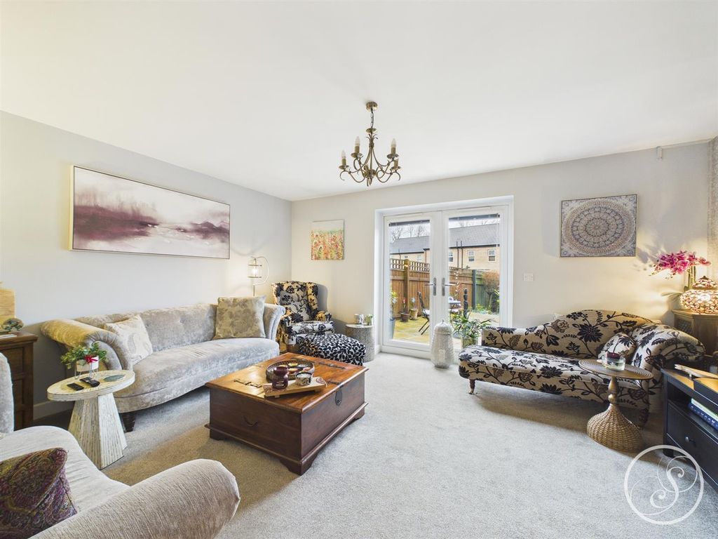 Property photo 3 of 23 Lounge