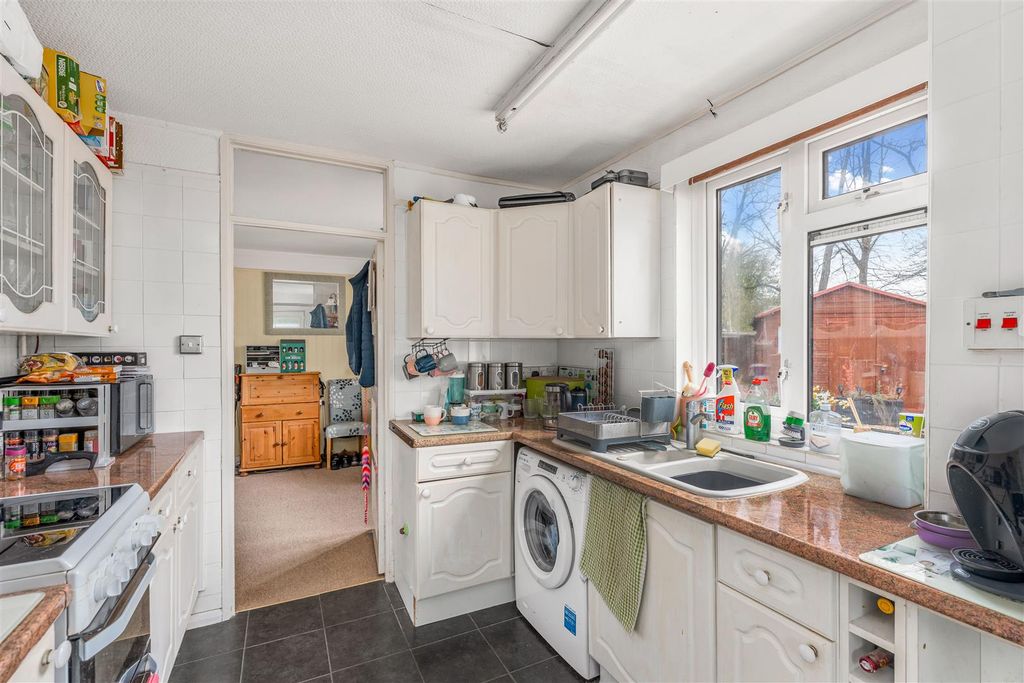 Property photo 3 of 10 2 Easington Gardens, Banbury-11.Jpg