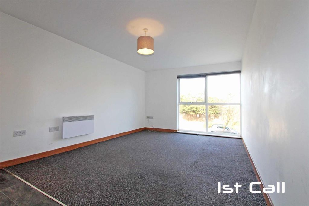 Property photo 2 of 9 Living Area