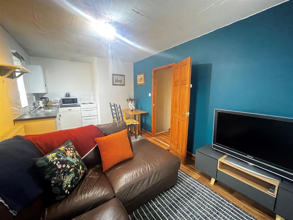 Property photo 3 of 6 Lounge/Kitchen