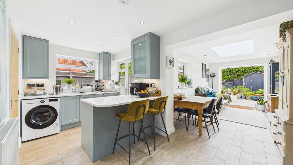 Property photo 2 of 25 5181314