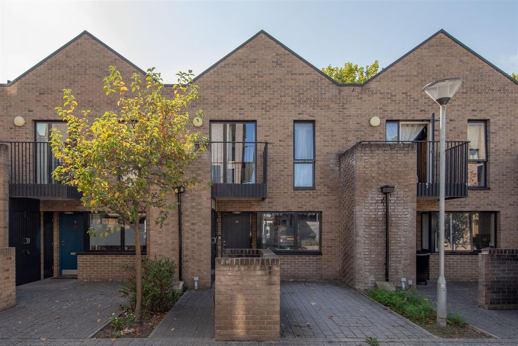 Property photo 1 of 33 William Marshall Close, E17