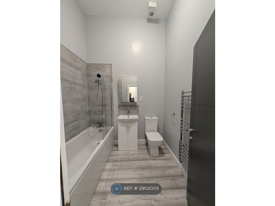 Property photo 3 of 7 Bathroom