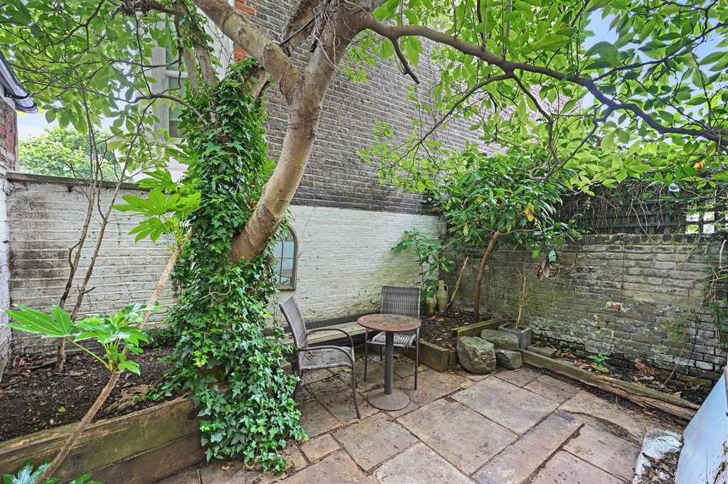 Property photo 1 of 8 Aynhoe Road