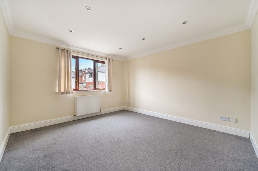 Property photo 2 of 12 1364957-9-68E658d...