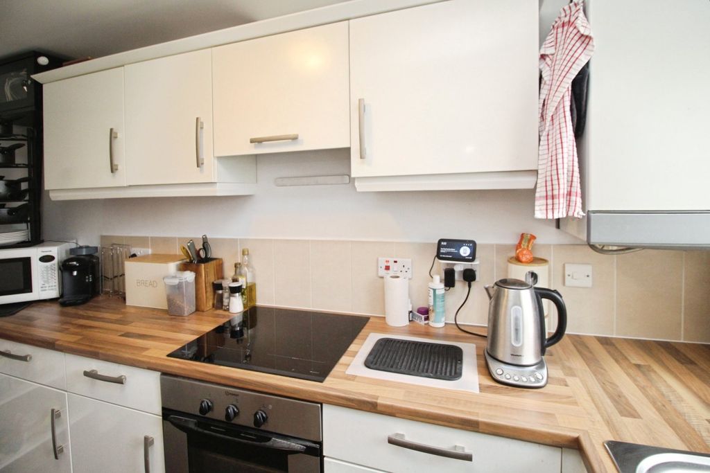 Property photo 3 of 18 Kitchen