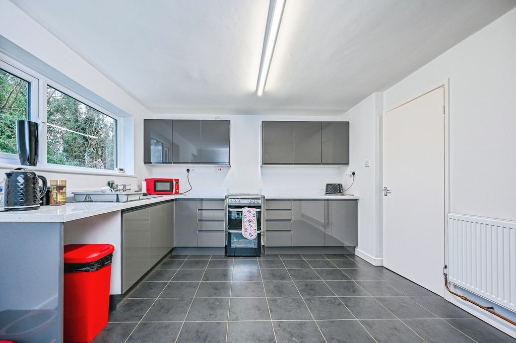 Property photo 2 of 11 Kitchen