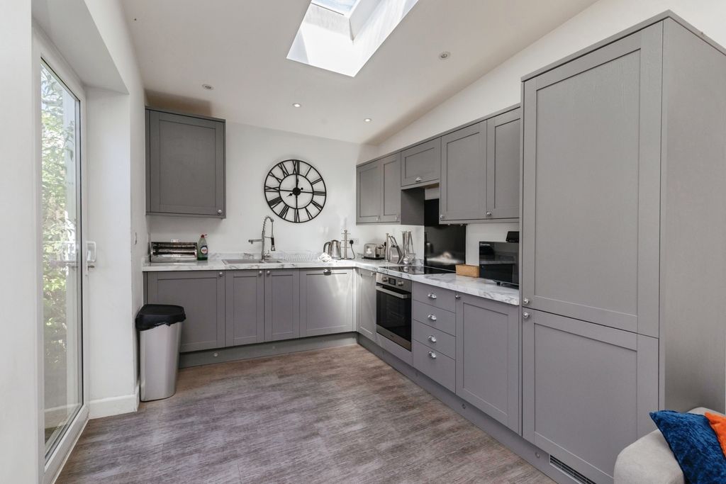 Property photo 3 of 20 Pbox-Img.Jpg