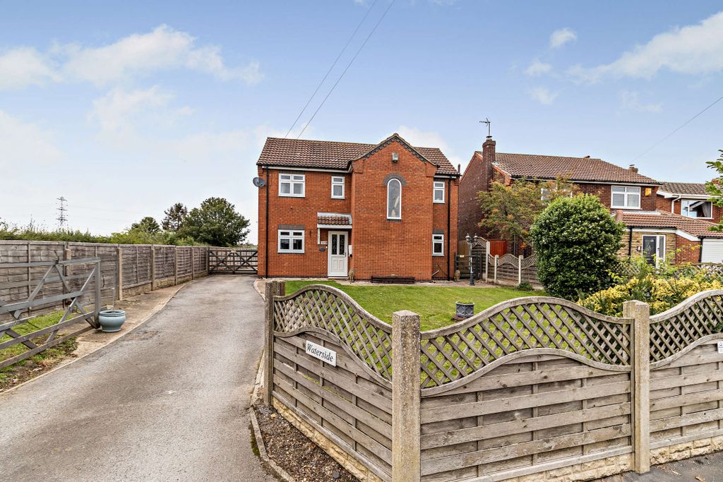 Property photo 2 of 34 8665485-Exterior09-800