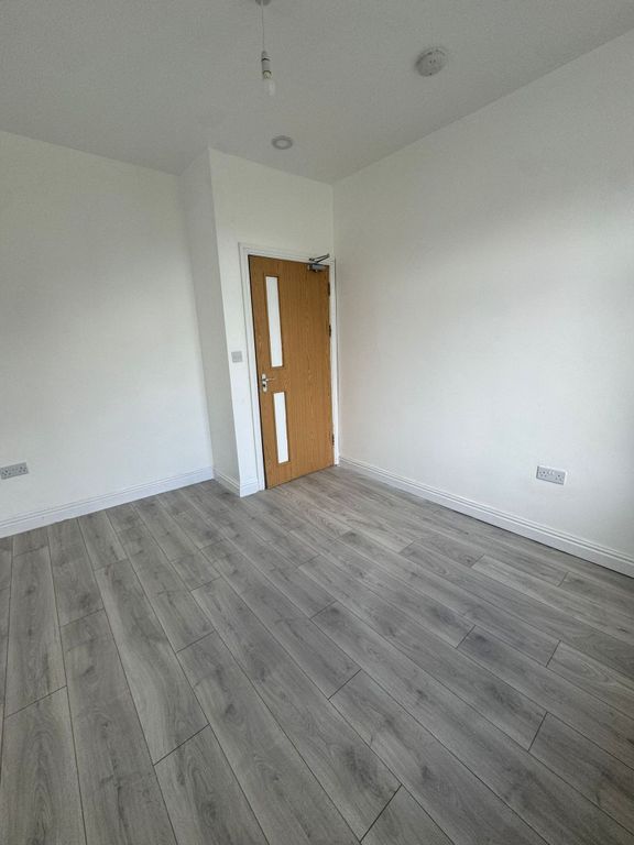 Property photo 2 of 27 Bright, Freshly Painted Single Bedroom With Modern...