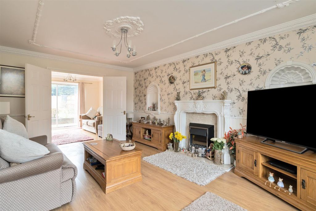 Property photo 3 of 16 11 Fullbrook Close_2.Jpg