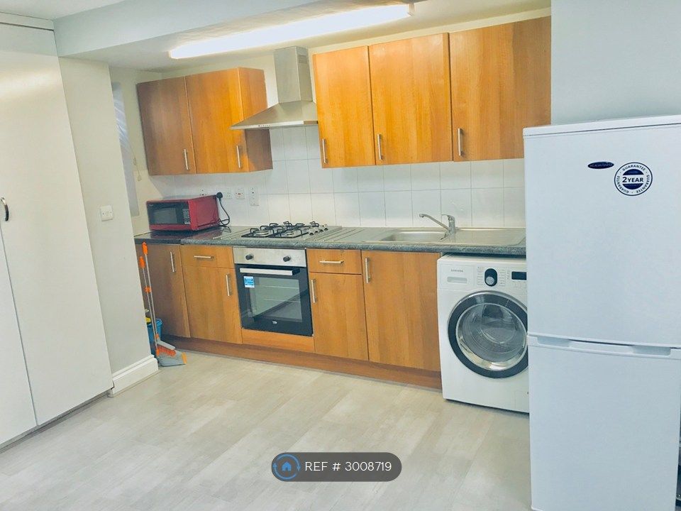 Property photo 3 of 5 Large Self Contained Studio