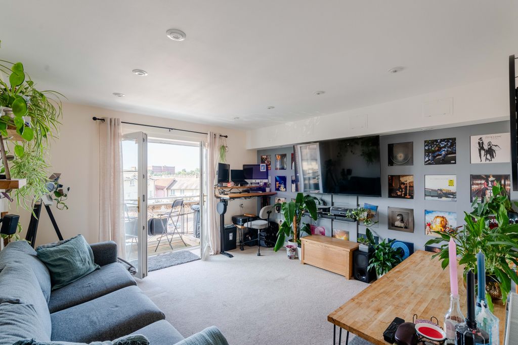 Property photo 1 of 12 11