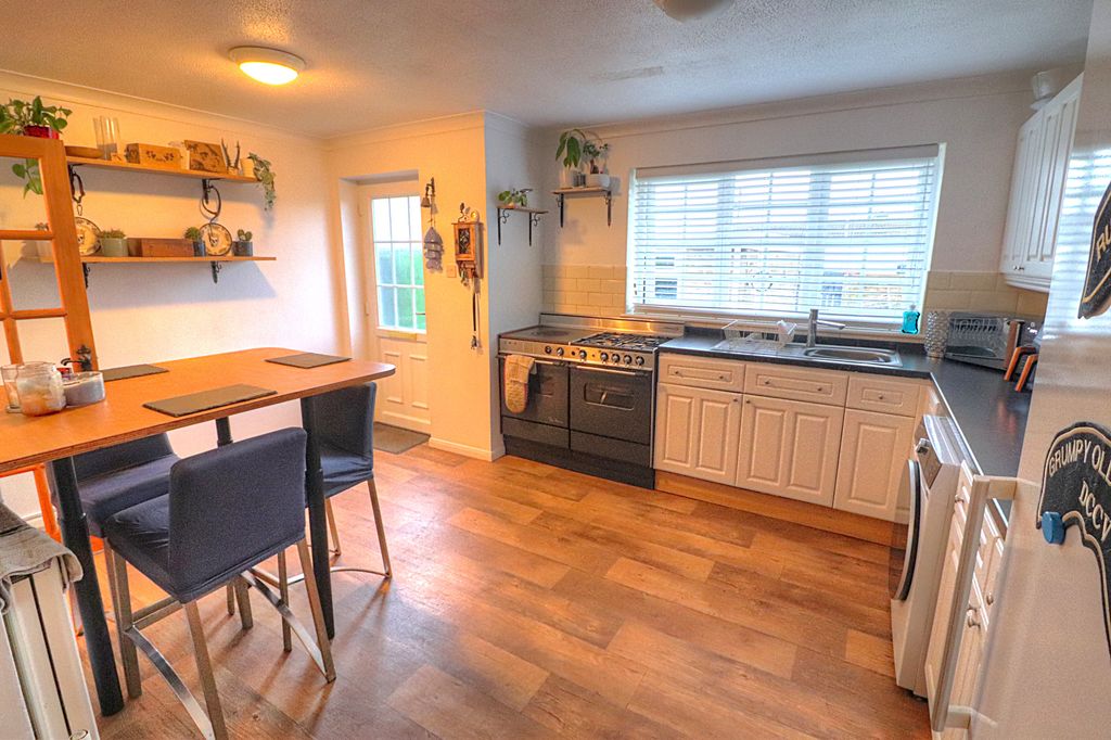 Property photo 2 of 16 Kitchen