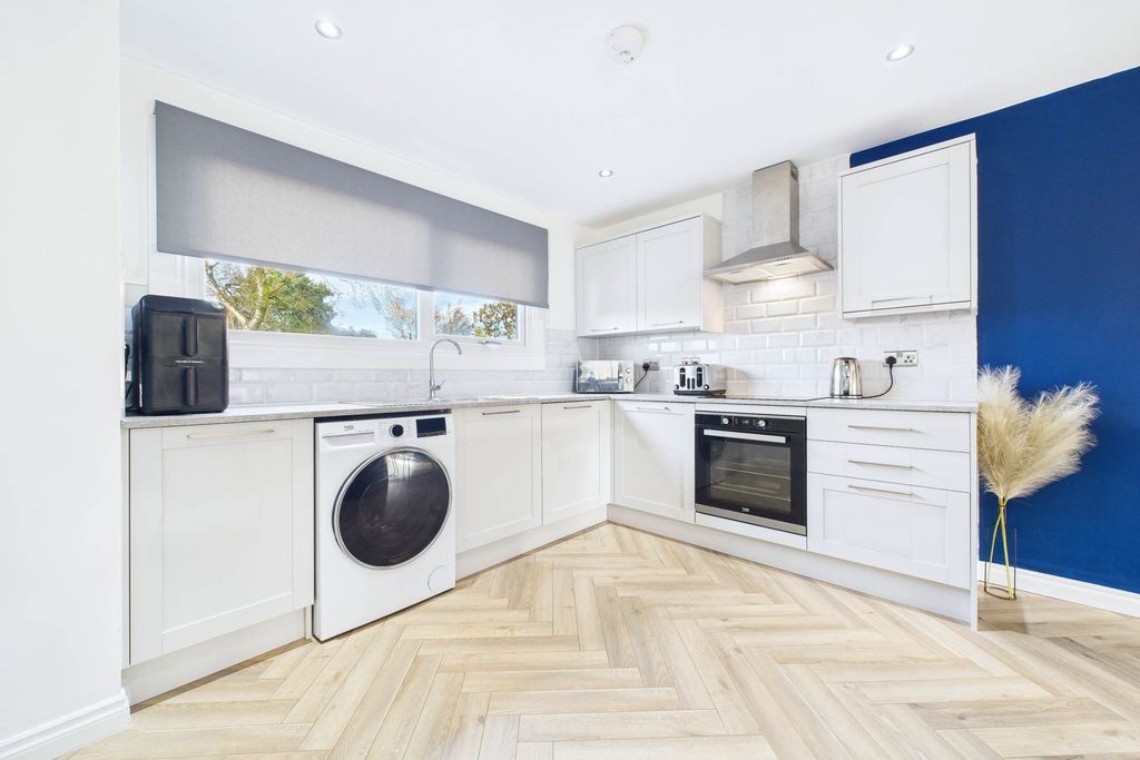 Property photo 3 of 32