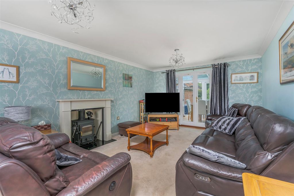 Property photo 2 of 22 3 Walsingham Close, Bloxham-5.Jpg
