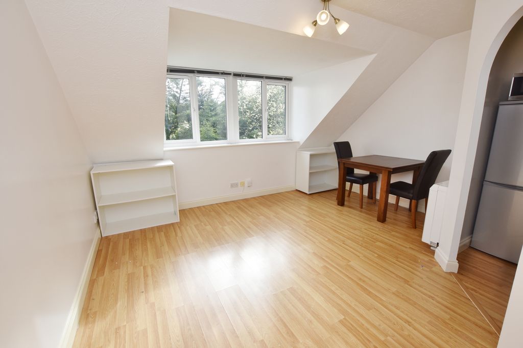 Property photo 2 of 6 27 Rochester Drive