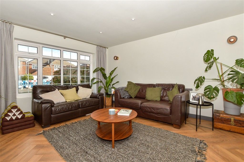 Property photo 3 of 10 Lounge