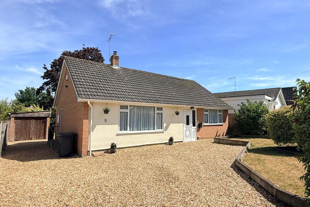 Property photo 1 of 16 Three Bedroom Bungalow