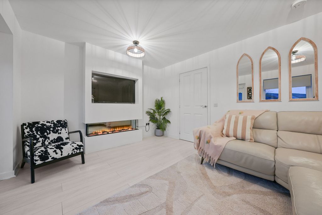 Property photo 2 of 26