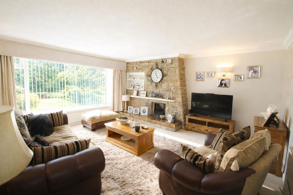 Property photo 3 of 12 Lounge